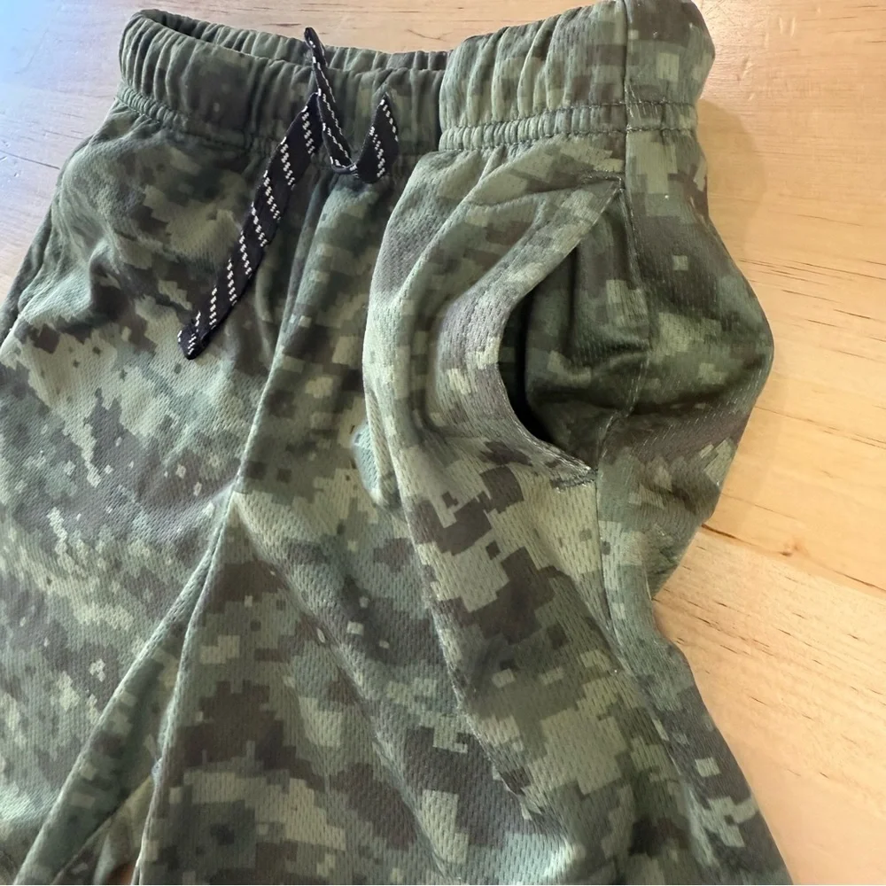 🔆 Bundle‎ items 6 for $30 Old Navy Green Camouflage Kids Shorts